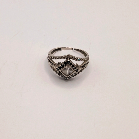 Size 5 Silver Ring - Broken - Picture 1 of 7